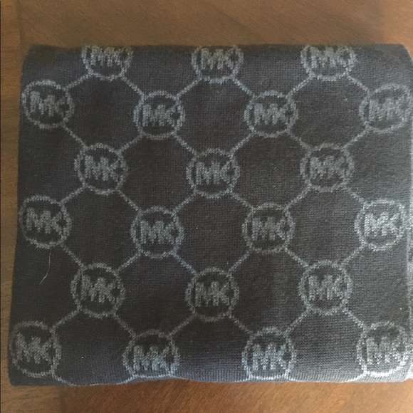 AUTHENTIC MICHAEL KORS SCARF 🧣 - Picture 4 of 5